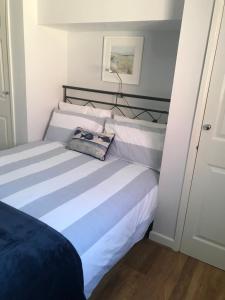ein Schlafzimmer mit einem Bett mit einer Lampe in der Unterkunft Kiki’s Corner in Newquay