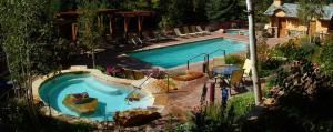 Πισίνα στο ή κοντά στο 2 Bedroom Antlers Vacation Rental With Incredible Slopeside Views And Just A Short Walk To Gondola And Lionshead Village