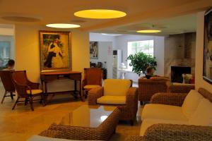 Ruang duduk di Nicholas Park Hotel
