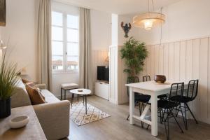 - un salon avec un canapé et une table dans l'établissement NATICE Bel appartement dans résidence privée, à Saint-Martin-de-Ré