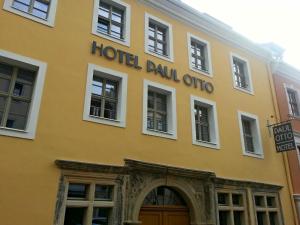 un bâtiment jaune avec l'hôtel balluto sur lui dans l'établissement Hotel Paul Otto, à Görlitz