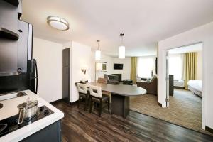 Kuchyň nebo kuchyňský kout v ubytování Sonesta Simply Suites Austin The Domain Area