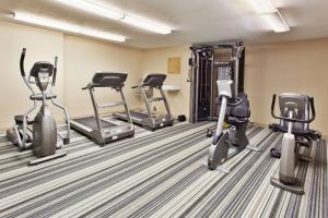 Fitness centrum a/nebo fitness zařízení v ubytování Sonesta Simply Suites Austin The Domain Area