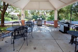 Patio nebo venkovní prostory v ubytování Sonesta Simply Suites Austin The Domain Area