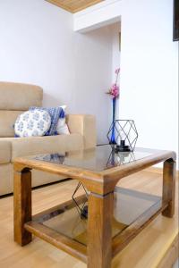 a coffee table in a living room with a couch at A Toca in Nordeste