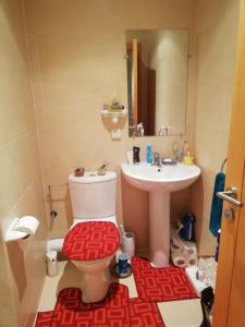 uma casa de banho com um WC e um lavatório em Résidence du golf em Fez