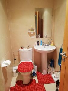 a bathroom with a toilet and a sink at Résidence du golf in Fès