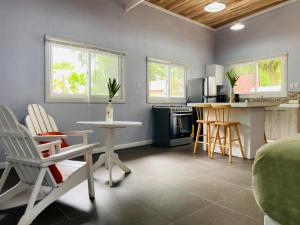 a kitchen and living room with a table and chairs at Lizard King Hotel & Suites in Puerto Viejo