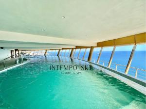 een zwembad in het midden van een gebouw bij INTEMPO SKY Resort & Spa in Benidorm
