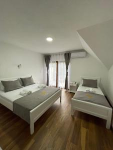 Un pat sau paturi într-o cameră la Hotel5E