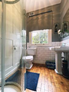 een badkamer met een douche, een toilet en een wastafel bij Manor House of Cheshunt- Historic Villa in Cheshunt +78 foto's