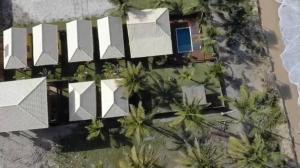 z powietrza widok na ośrodek z palmami w obiekcie Villa do Sossego - Caraíva w mieście Caraíva