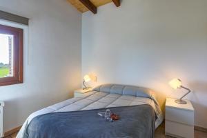 ein Schlafzimmer mit einem Bett und zwei Lampen und einem Fenster in der Unterkunft Ca n Batlet in Inca + 10 Fotos