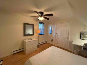 a bedroom with a bed and a ceiling fan at Cozy condo with all perks & parking close to Encore Casino in Everett