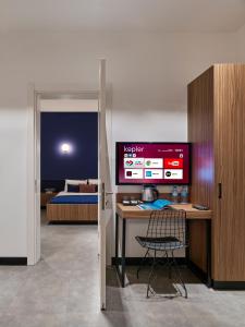 TV a/nebo společenská místnost v ubytování Kepler Club Sabiha Gökçen Airport - International Transit Area