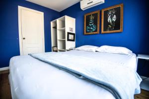 Rúm í herbergi á Moon Apartments