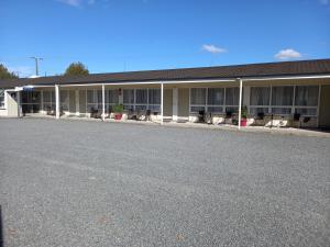 Bygningen som motellet ligger i + 9 billeder