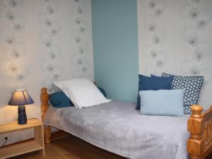 1 dormitorio con 1 cama de color azul y blanco en Gîte Belleville-sur-Meuse, 4 pièces, 4 personnes - FR-1-585-42 en Belleville-sur-Meuse