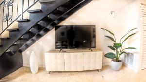 TV/trung tâm giải trí tại Villas at St James Place UNIT F, Luxury, Pet Friendly