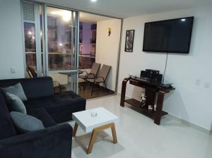 TV a/nebo společenská místnost v ubytování CONDOMINIO PEÑA AZUL LA MORADA