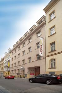 un coche negro estacionado frente a un edificio en 1.Republic Hotel, en Praga