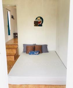 Tempat tidur dalam kamar di TURU Homestay Syariah