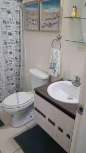 bagno con servizi igienici e lavandino di MY DREAM BEACH HOUSE ad Aguada