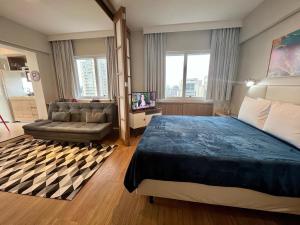 une chambre d'hôtel avec un lit et un canapé dans l'établissement Beneficência Portuguesa, 50 metros, à São Paulo
