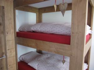 מיטה או מיטות קומותיים בחדר ב-Swissalpschalet Chalet Timber Inn 4-5