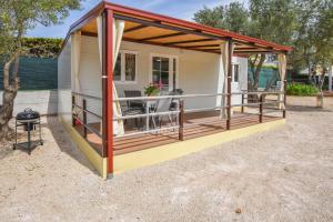 miniaturowy domek z altaną w obiekcie Mobile home Dandelion w Biogradzie na Moru