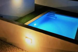 bañera con líquido azul en Beachside Villa 5 Bdr 6 Baths Sleeps 9plus ppl, en Aljezur