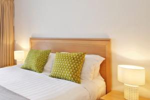 Lorne Surf Apartments客房内的一张或多张床位