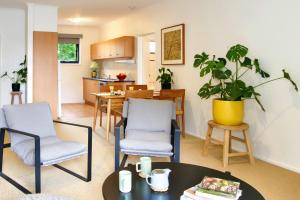 Lorne Surf Apartments的厨房或小厨房