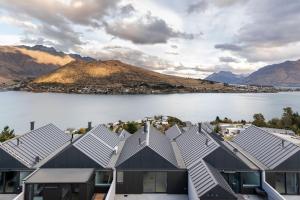 eine Luftansicht eines Hauses mit See und Bergen in der Unterkunft The Rata Luxury Penthouse in Queenstown