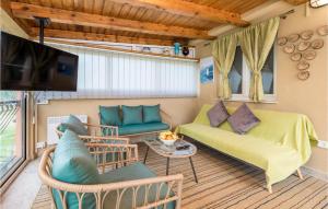 ein Wohnzimmer mit einem Sofa, Stühlen und einem TV in der Unterkunft Gorgeous Home In Mundanije With House A Panoramic View in Mundanije