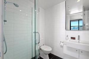 皇后镇Top of the Lake by Relaxaway Holiday Homes的浴室配有马桶和玻璃淋浴房