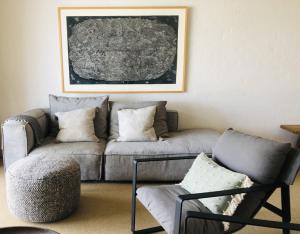 Lorne Surf Apartments的休息区