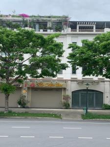 budynek z znakiem na boku ulicy w obiekcie Bảo Châu Hạ Long Hotel w Ha Long