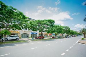 una calle con coches estacionados al costado de la carretera en Bảo Châu Hạ Long Hotel en Ha Long