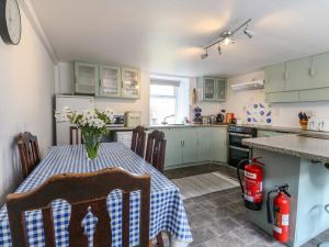 Köök või kööginurk majutusasutuses Storkery Cottage