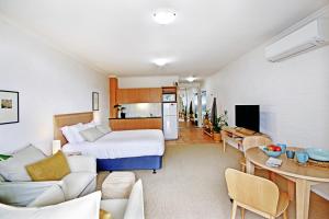 TV a/nebo společenská místnost v ubytování Lorne Surf Apartments