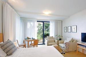 Lorne Surf Apartments的电视和/或娱乐中心
