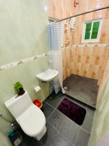 een badkamer met een toilet en een wastafel bij Casa Calanog in Tagaytay