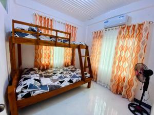 een slaapkamer met een stapelbed in een kamer bij Casa Calanog in Tagaytay