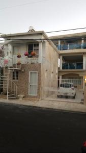 una casa al lado de una calle con un coche aparcado delante en 2 Guests 1bed Studio 3min To Beach And Main Street, en Sosúa