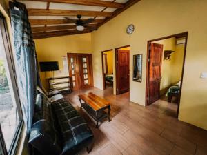 ein Wohnzimmer mit einem Sofa und einem Tisch in der Unterkunft Tropical Beach in Uvita