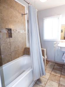 La salle de bains est pourvue d'une baignoire et d'un lavabo. dans l'établissement Shoreline Cottages, à Fort Bragg