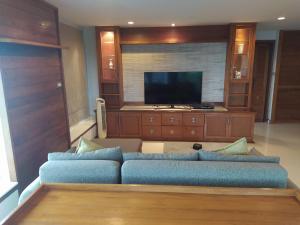 TV a/nebo společenská místnost v ubytování 2-Bedroom Khanom Beach Ocean Front Condo