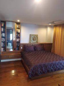 1 dormitorio con 1 cama grande en una habitación en 2-Bedroom Khanom Beach Ocean Front Condo, en Khanom