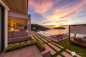 een huis met uitzicht op het water bij Bay Villas Koh Phangan in Salad Beach